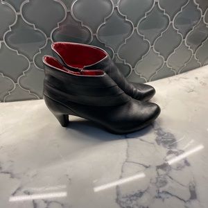 Tsubo Black Leather Booties